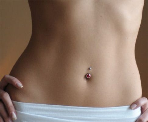 foto navelpiercing titanium juweeltje met steentje